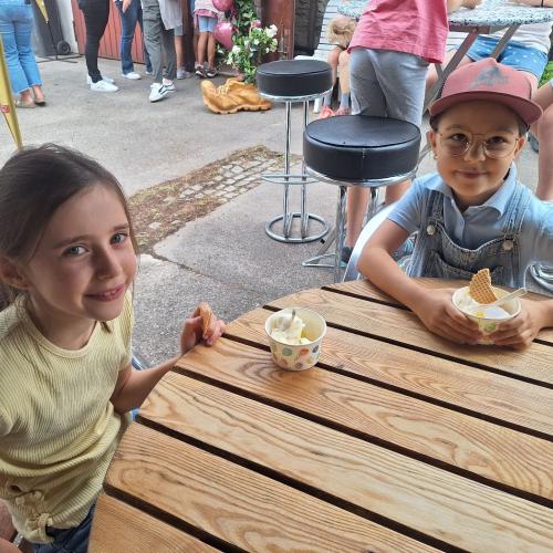 Die Kinder der 2b beim Eisessen.