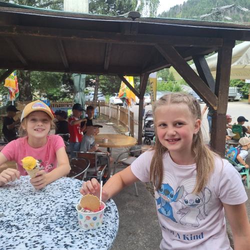 Die Kinder der 2b beim Eisessen.