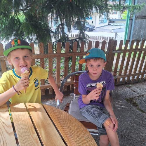 Die Kinder der 2b beim Eisessen.