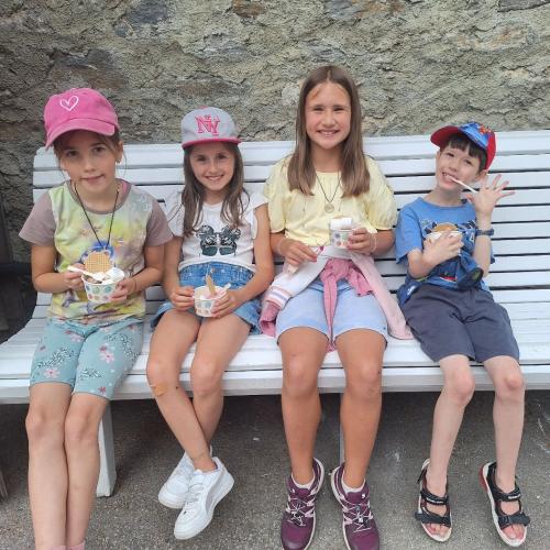 Die Kinder der 2b beim Eisessen.