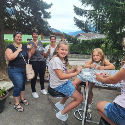 Die Kinder der 2b beim Eisessen.