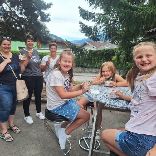 Die Kinder der 2b beim Eisessen.