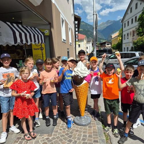 Die Kinder der 3a mit ihren Eisbechern und Eistüten.