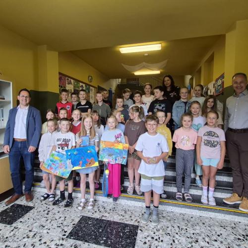 Gruppenfoto des Zeichenwettbewerbs der 3a und 3b