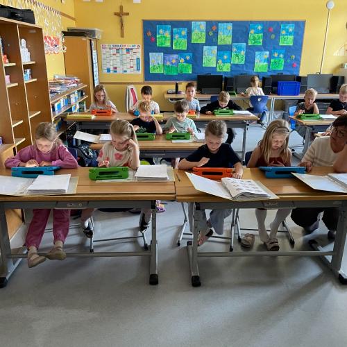 Die Kinder der 1a haben großen Spaß beim Lernen und Üben mit iPads. 