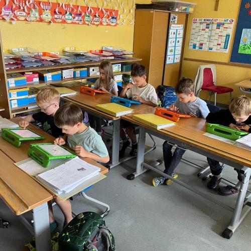 Die Kinder der 1a lernen und üben mit iPads. 