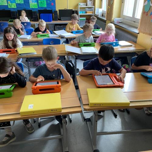 Die Kinder der 1a lernen und üben mit iPads. 