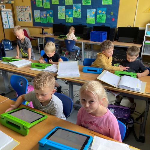 Die Kinder der 1a lernen und üben mit iPads. 