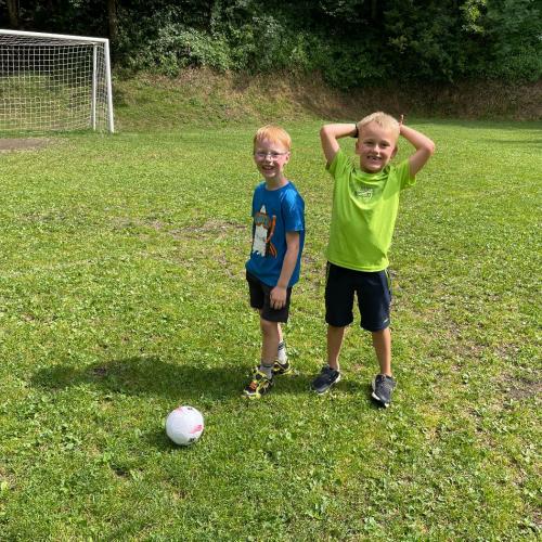 Kinder der 1a spielen.