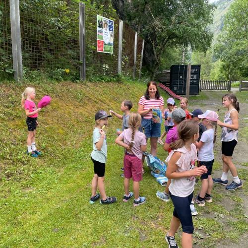 Kinder der 1a spielen.