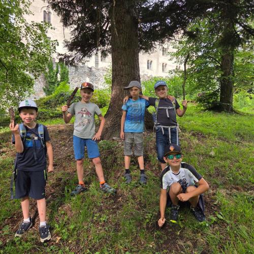 Die Kinder der 2a und 2b auf der Wiese von Schloss Weißenstein.