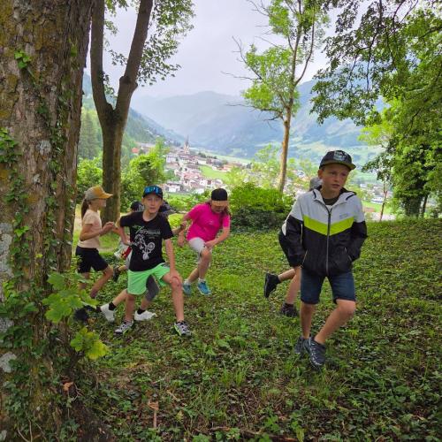 Die Kinder der 2a und 2b auf der Wiese von Schloss Weißenstein.