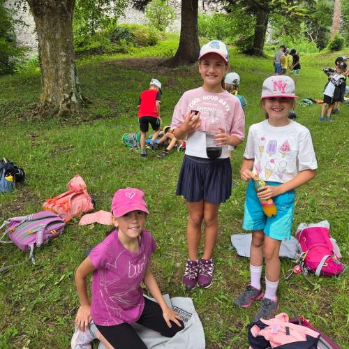 Die Kinder der 2a und 2b auf der Wiese von Schloss Weißenstein.