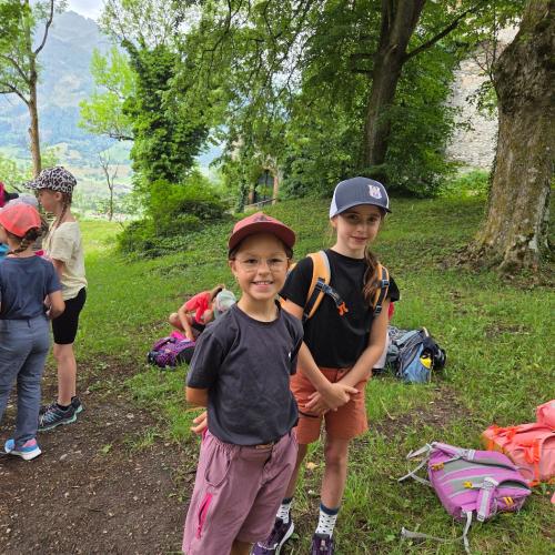 Die Kinder der 2a und 2b auf der Wiese von Schloss Weißenstein.