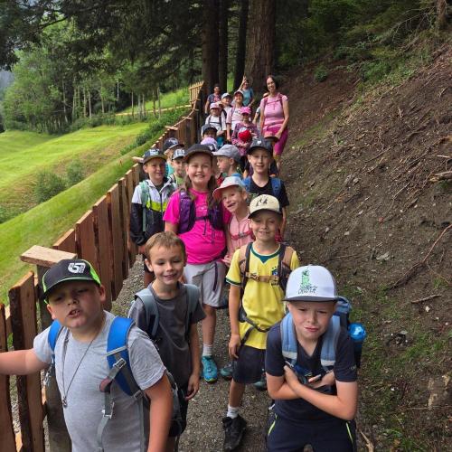 Die Kinder der 2b wandern.