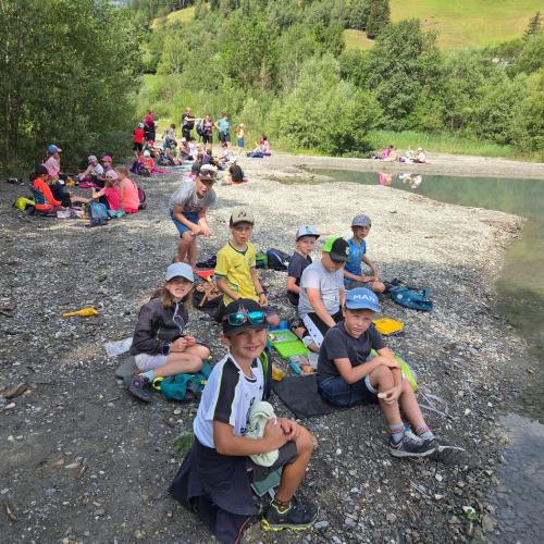 Die Kinder der 2a und der 2b rasten beim Teich des Bretterwandbaches.