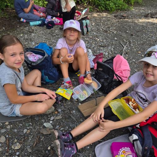 Die Kinder der 2a und der 2b rasten beim Teich des Bretterwandbaches.