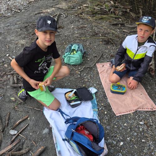 Die Kinder der 2a und der 2b rasten beim Teich des Bretterwandbaches.