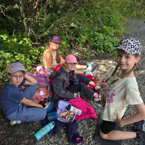 Die Kinder der 2a und der 2b rasten beim Teich des Bretterwandbaches.