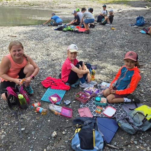 Die Kinder der 2a und der 2b rasten beim Teich des Bretterwandbaches.