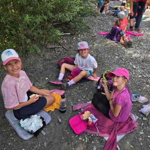 Die Kinder der 2a und der 2b jausnen beim Teich des Bretterwandbaches.