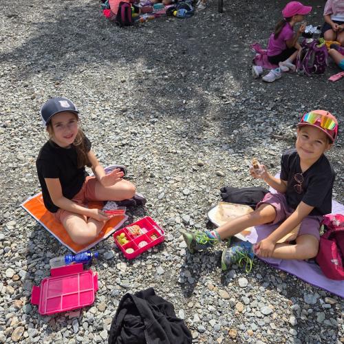 Die Kinder der 2a und der 2b jausnen beim Teich des Bretterwandbaches.