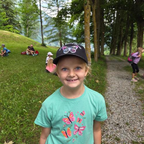Die Kinder der 2a und 2b auf der Wiese von Schloss Weißenstein.