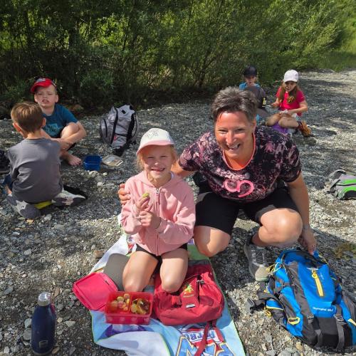 Die Kinder der 2a und der 2b jausnen beim Teich des Bretterwandbaches.