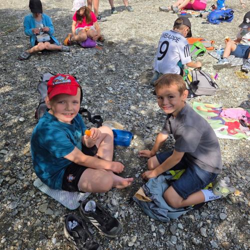 Die Kinder der 2a und der 2b jausnen beim Teich des Bretterwandbaches.