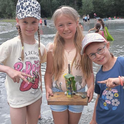 Die Kinder der 2a und der 2b spielen beim Teich des Bretterwandbaches.