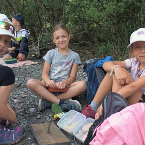 Die Kinder der 2a und der 2b rasten beim Teich des Bretterwandbaches.