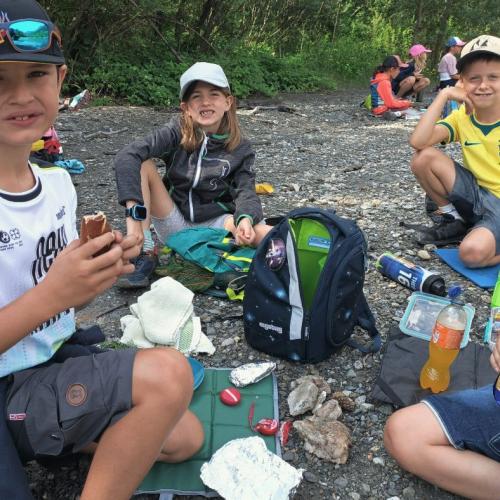 Die Kinder der 2a und der 2b jausnen beim Teich des Bretterwandbaches.