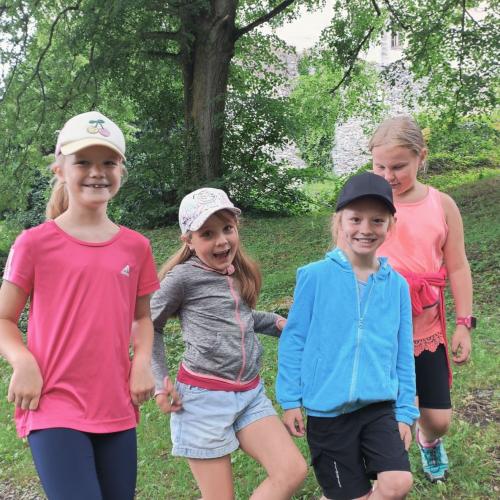 Vier Kinder der 2a machen einen Hofknicks bei Schloss Weißenstein.