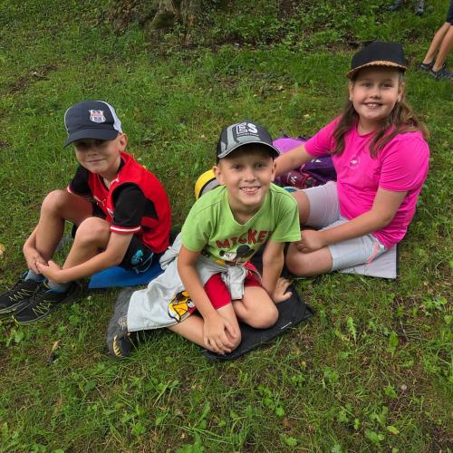 Die Kinder der 2a und 2b auf der Wiese von Schloss Weißenstein.