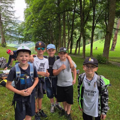 Die Kinder der 2a und 2b auf der Wiese von Schloss Weißenstein.