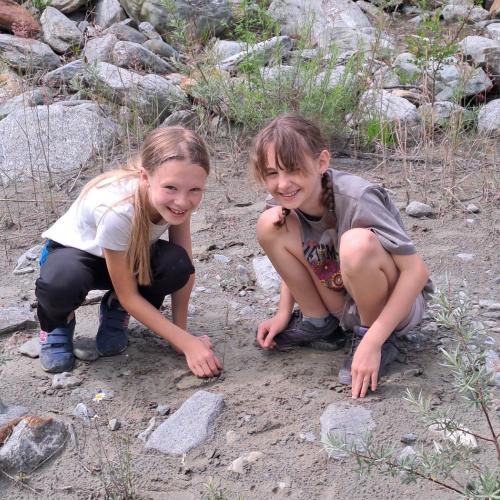 Kinder spielen am Bach 4b