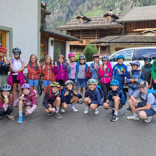 Gruppenfoto 4b mit Radhelmen
