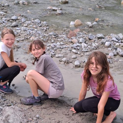Kinder spielen am Bach 4b