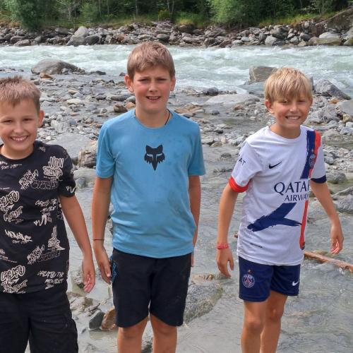 Kinder spielen am Bach 4b