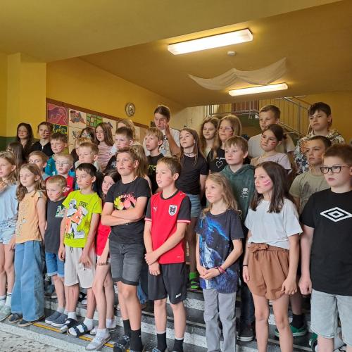 Die Kinder warten gespannt auf die Verkündigung der Sieger und Siegerinnen des Wettbewerbs.