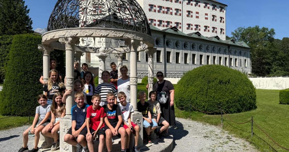 Kinder vor dem Schloss Ambrass.