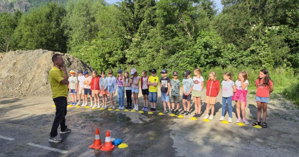 Das Team des ÖAMTCs erklärt den Kindern den Begriff Bremsweg.