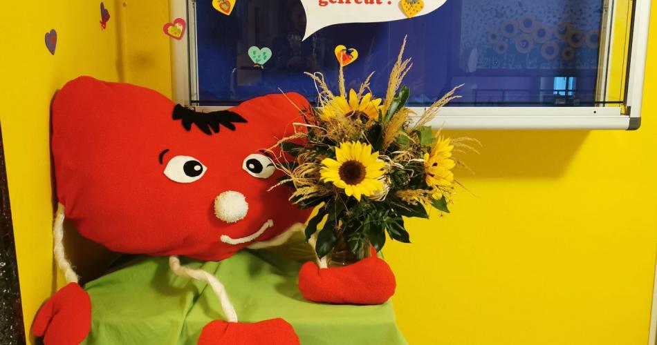 Schulherz Benjamin begrüßt die Schulkinder