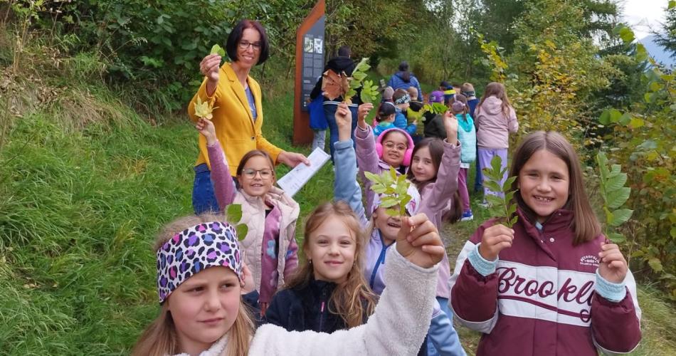 Kinder beim Blättersammeln