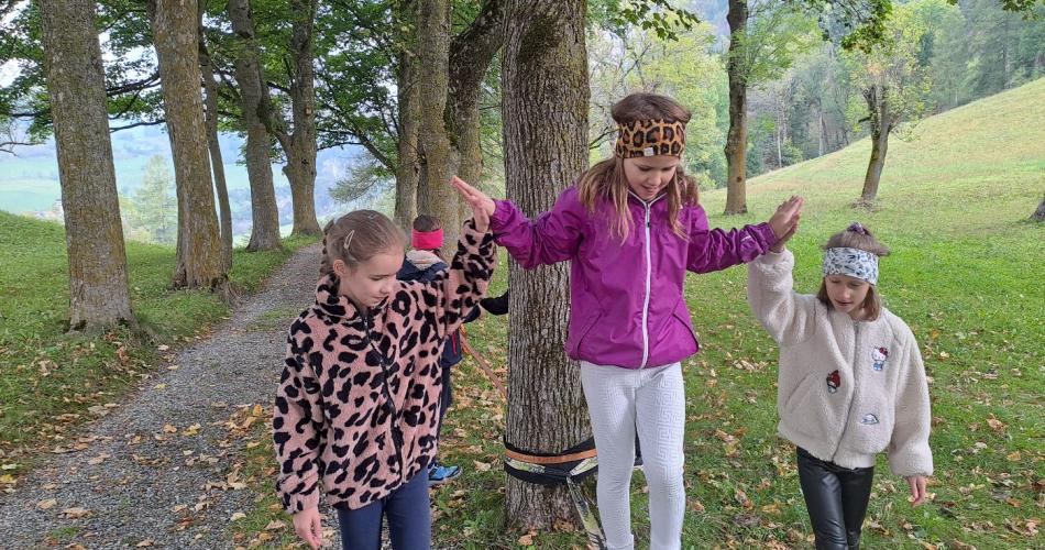 Kinder beim Slacklinen