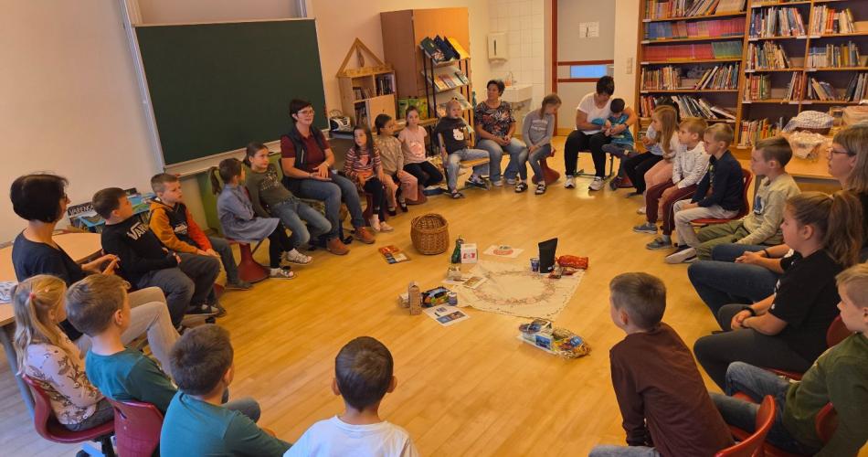 Kinder ordnen Lebensmittel der Ernährungspyramide zu.