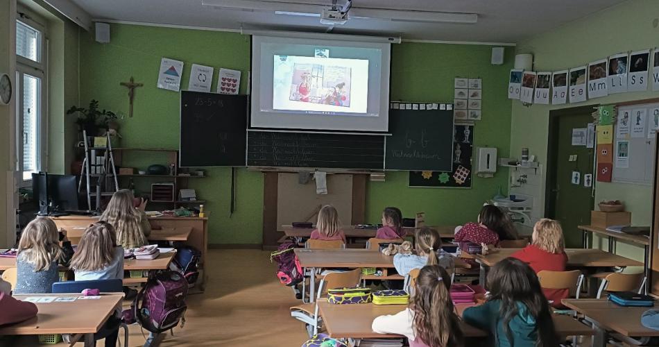 Die Kinder hören einer Online-Weihnachtslesung zu.