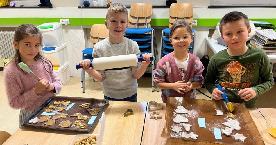 Kinder verzieren Kekse