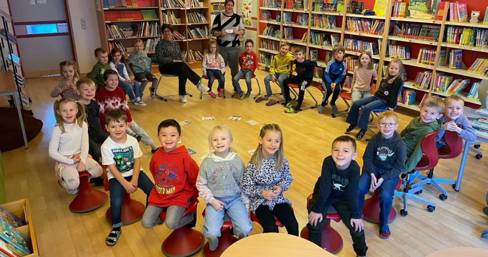 Kinder in der Bücherei lernen etwas über Systematik