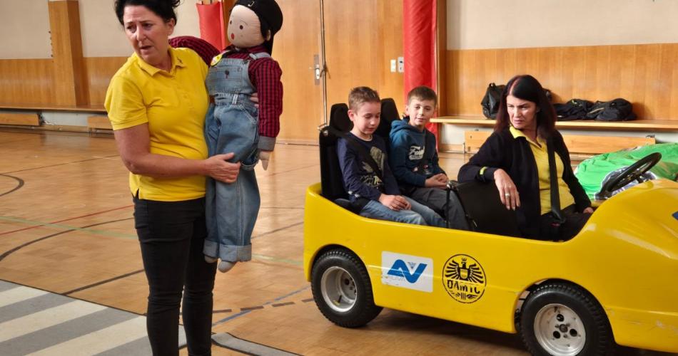 Kinder erfahren etwas über das richtige Angurten.